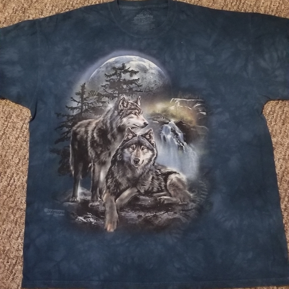 The mountain wolfs looking out t-shirt size xl